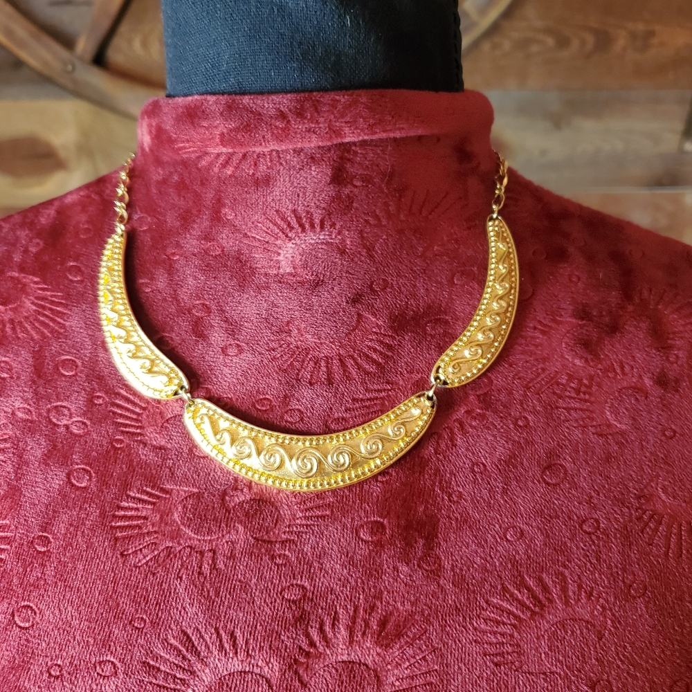 18" Vintage Gold Tone Swirl Bib Necklace